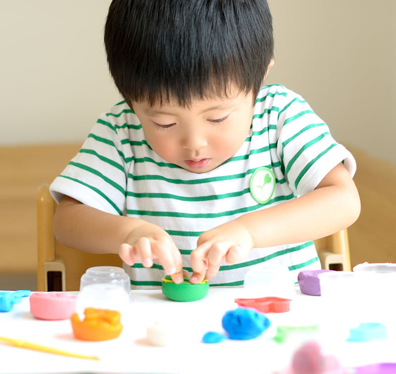 おもちゃで遊ぶ子供の写真
